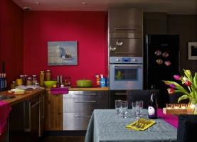 Cesur renkler ve mutfak için göz alıcı öğeleri. 6 parlak fikirler
