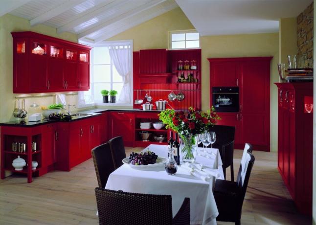 kırmızı renkte Mutfak. Fotoğraf kaynağı: 4studios.ru
