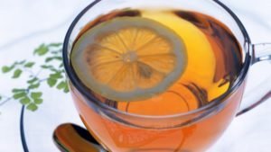 Düzenli olarak sabah limonlu çay içerseniz, önemli ölçüde cilt durumunu artırabilir. O, güç ve derinin esnekliğini sağlar, ve yaşla ilgili değişiklik yapılmasını önler. 
