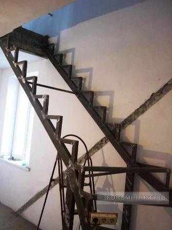 ahşap merdivenlerden metal çerçeve.