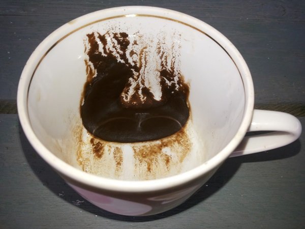 solucanlar çekmek için bir yol olarak Kahve telvesi