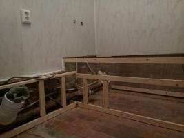 Düzgün bir banyoya Başkalaşım donuk banyo. Ekonomik onarım. PVC paneller: duvar ve tavan montajı.