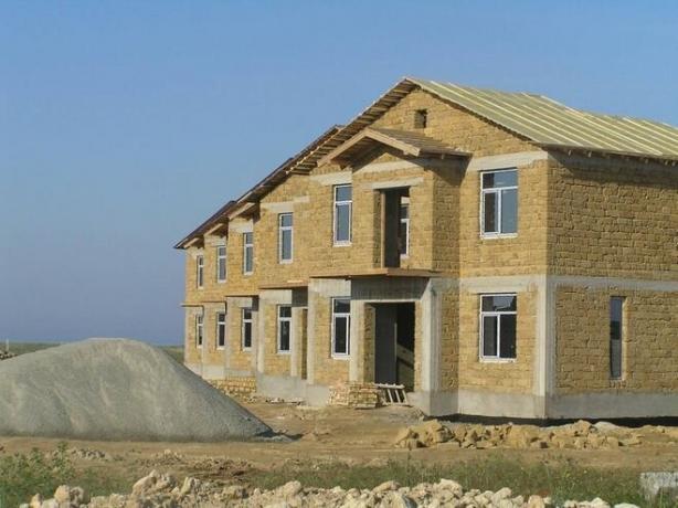 fotoğraf - Bir beton çerçeve ve duvarlar ve kireçtaşı kalkan ile bir ev.