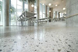 Cilalı beton: ucuz ve orijinal zemin nasıl