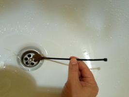 Basit ama çok etkili bir yoldur sifon sıyırma olmadan saç banyoda göçünü temizlemek için.