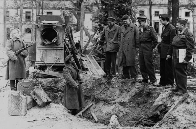 O Führer ve benzin dışarı teneke gömüldü Pit. 1945 Mayıs