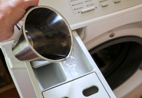 Neden çamaşır makinesinde kahve, buz ve durulama koydu?