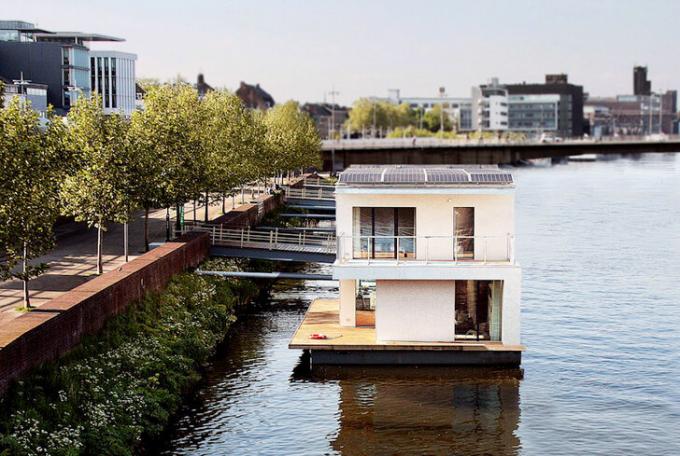fotoğraf: https://architecture.ideas2live4.com/2015/08/08/autarkhome-a-fully-sustainable-houseboat/?amp