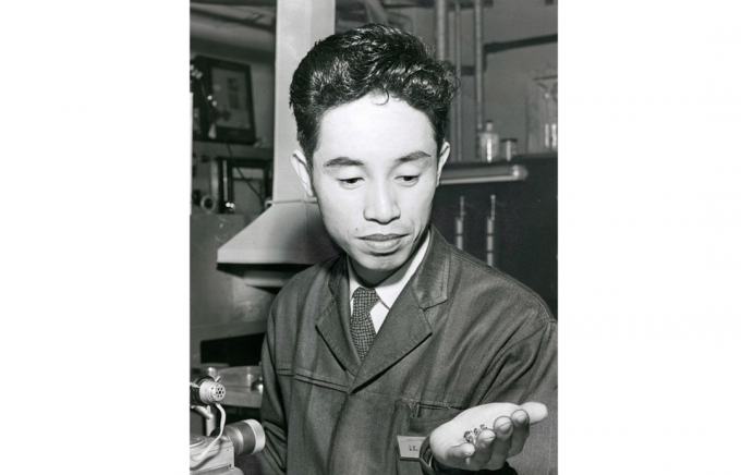 Japon fizikçi Reona Esaki onun "Esaki diyot" gösterir. 29 Aralık 1959, Tokyo