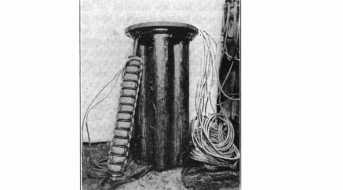 Pupin bobinlerini yerleştirmek için kap. Bir mile (gövdeye yaslanarak) 14 makara yerleştirildi, her 6000 fitte (1800 m) bir hat direklerinden birine yerleştirilen yağ dolu bir gövdeye yedi iğ yerleştirildi.