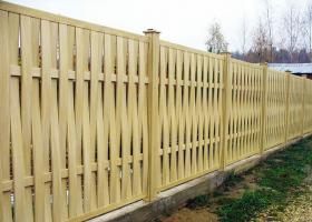 Elleriyle levhalardan Hasır çit: En ucuz seçenek çit