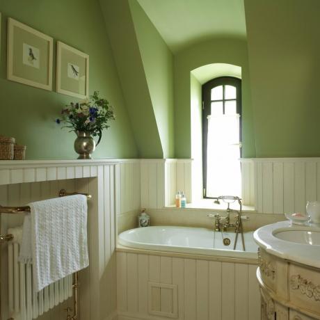 yeşil tonlarında bir banyo. Fotoğraf kaynağı: devhata.ru