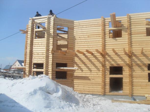Kışın odun bir ev inşa etmek.