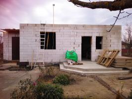 Bir evin yapımı (yığma duvarlar için hazırlık)