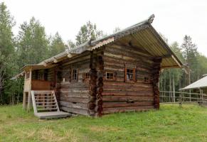 Çivi kullanılmadan gizli Rus eski ahşap kulübe yapımında
