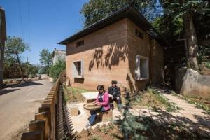 Evlerin yapımı için yeni teknolojiler: toprak ve tuğla Bukalemun