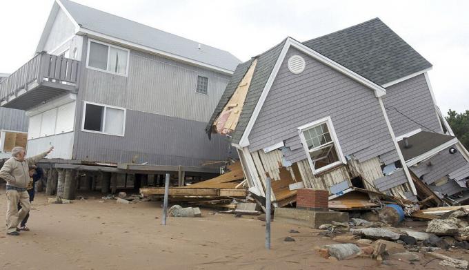 Sandy Kasırgası'nın, ABD. Bir adam ve bir çocuk gözlerini inanmıyor. Fotoğraf kaynağı: http://kratko-news.com/